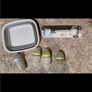 Collapsible tub, two 8oz Como Tomo bottle, one 8oz Boon, one 5oz Como Tomo,brush